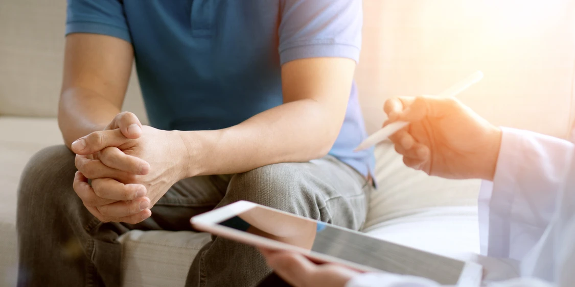 Nahaufnahme von h&auml;nden von einem mann der mit einer person spricht