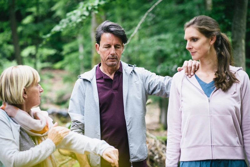 Eine gruppe steht drau&szlig;en im wald